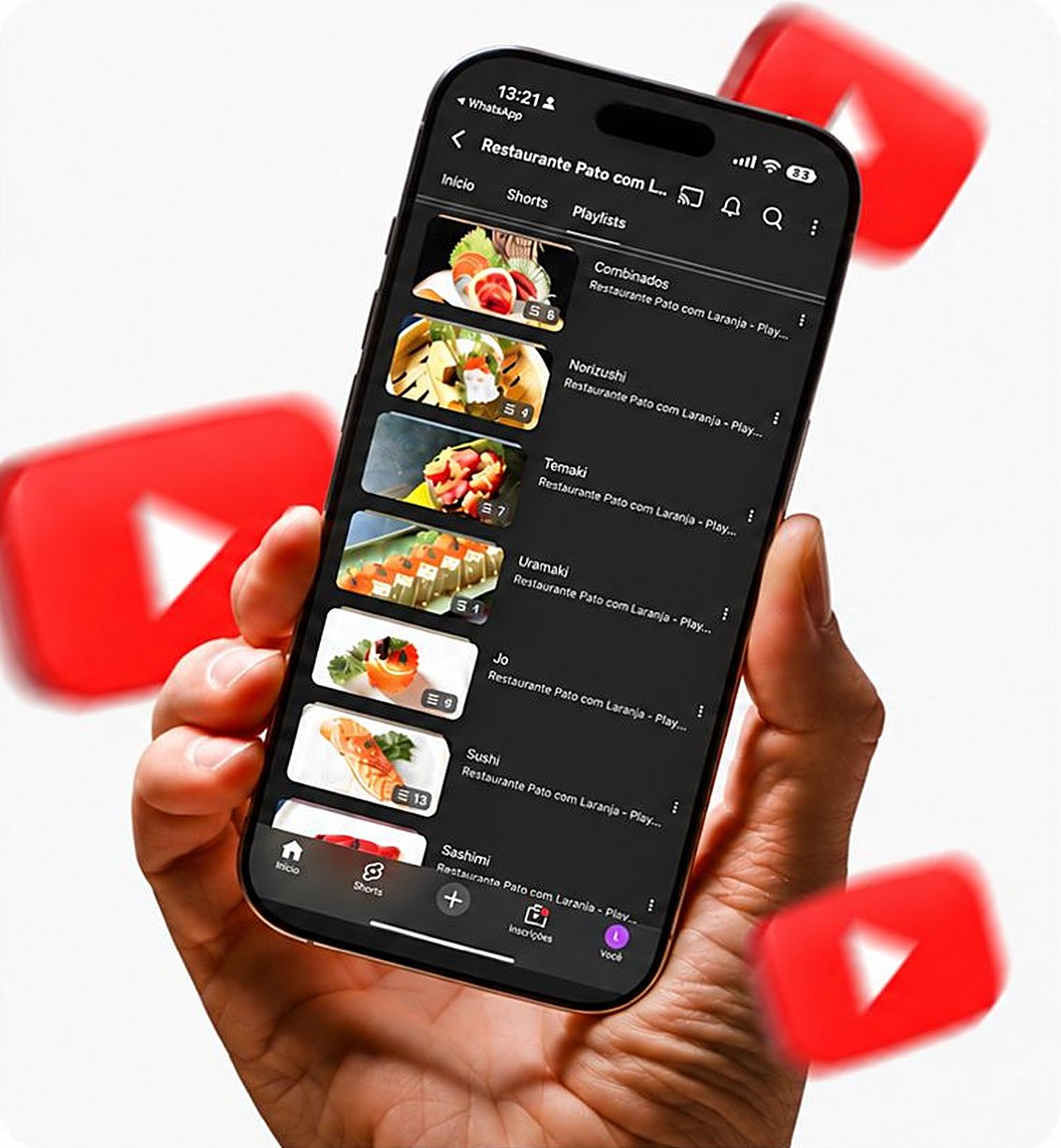 Mão segurando um celular com as playlists de pratos de um restaurante no YouTube